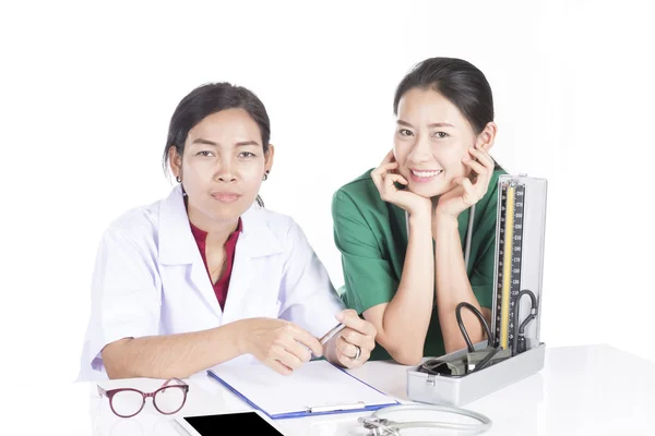 Bella dottoressa con un sorriso impegnato in laboratorio — Foto Stock