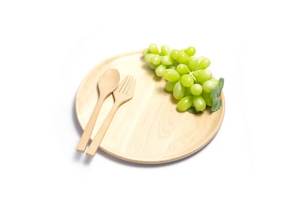 葡萄在盘子上的用木头做的. — 图库照片