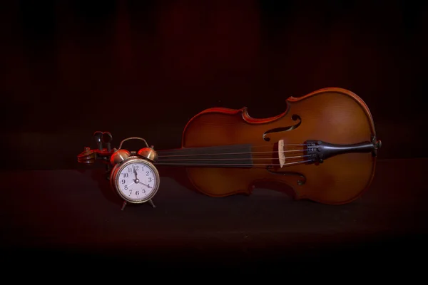 Stilleben med Violin och klockor — Stockfoto