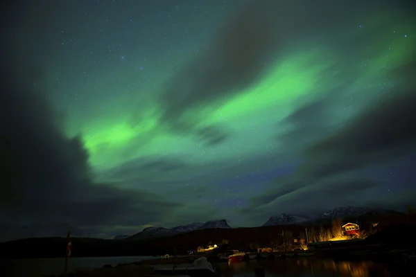 Nordlichter mit Abenteuer in der Kälte bei Abisko, Schweden. — Stockfoto