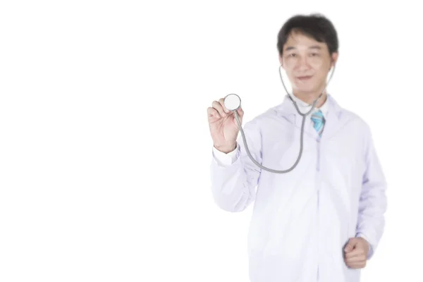 Läkare kontrollera heartbeat ljudet med stetoscope — Stockfoto