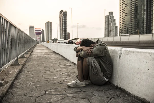 Başkentte bir iş bulma umudunu erkekler.