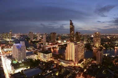 Bangkok, Tayland - 28 Mayıs 2016: Bangkok manzarası ile şehir daha önce günbatımı Bangkok, Tayland