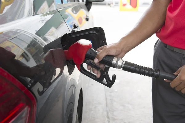 Yakıt pompası benzin istasyonunda çalışan kontrol.