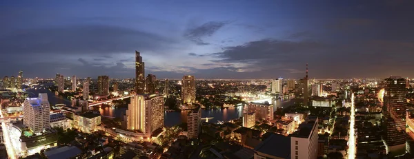 Bangkok, Thailand - May 28, 2016 : Bangkok skyline with city before sunset Bangkok, Thailand — Stock Photo, Image