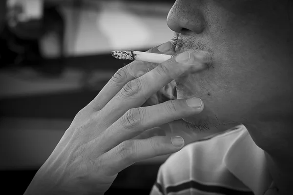 Fumar é um perigo para a saúde e seus pares . — Fotografia de Stock