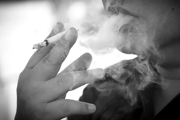 Palenie jest zagrożenie dla zdrowia i rówieśników. — Zdjęcie stockowe