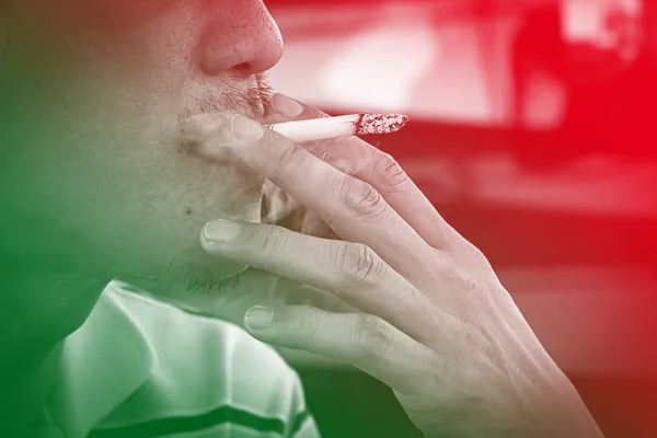Анотація: Куріння небезпека для здоров'я і однолітків . — стокове фото
