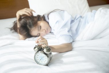 Uyan, yeni bir gün için hazırlık başlama vakti. Yumuşak odak saat at