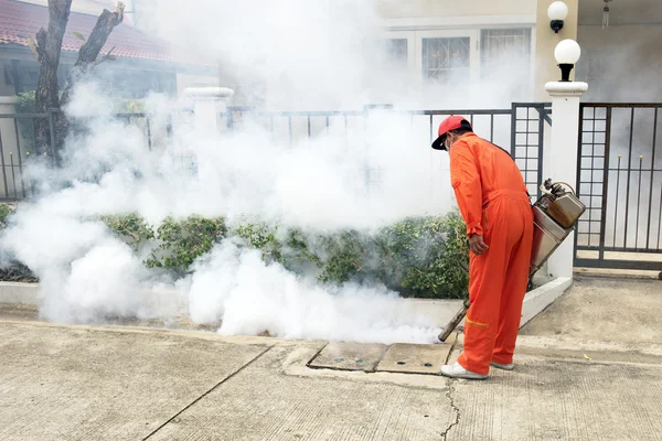 Die Arbeiter schwärmen für die Dengue-Bekämpfung. Durch Moskitos übertragene Krankheiten — Stockfoto