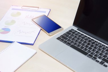 Bir telefon ve bilgisayar ile masada Fotoğraf.