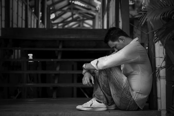 Adam hayal kırıklığına uğradı ve hayatın sorunları ile üzgün.