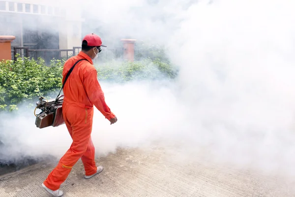 Az alkalmazottak, az önkormányzat tett injekció irányítani a csapás a szúnyogok — Stock Fotó