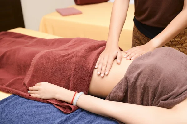 Las mujeres prestan atención a la salud y la belleza. El spa facial y corporal —  Fotos de Stock