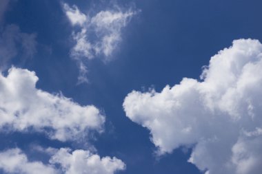 Mavi gökyüzü arka plan bir bulutlar ile