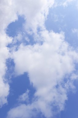 Mavi gökyüzü arka plan bir bulutlar ile