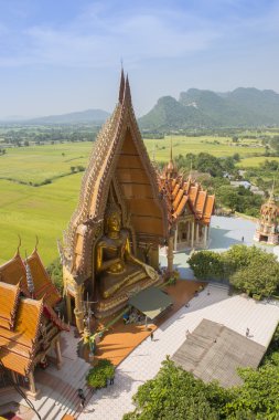 Wat Tham Suea, Kanchanaburi içinde büyük altın Buddha