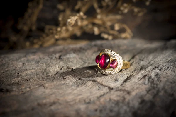 Lokaler Schmuck mit Silber, Gold und Stein von Hand gefertigt. — Stockfoto