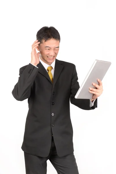 Hombre de negocios asiático usando tableta digital . — Foto de Stock