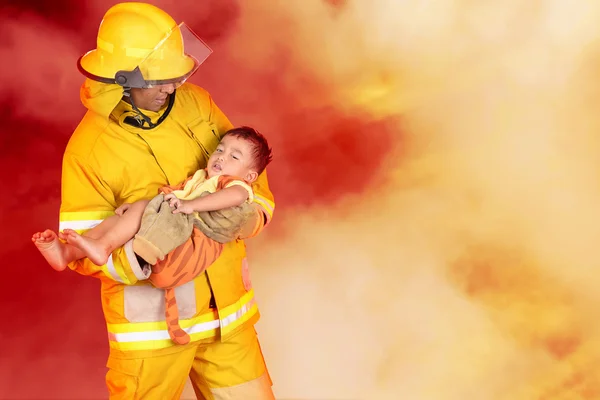 Pomoc ludzi i zwierząt od ognia strażacy. — Zdjęcie stockowe