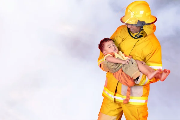 Feuerwehrleute helfen Menschen und Tieren aus dem Feuer. — Stockfoto
