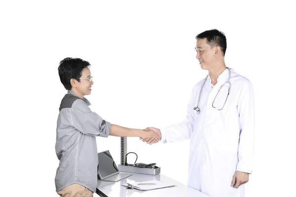 Médico revisando paciente en la sala de examen . —  Fotos de Stock