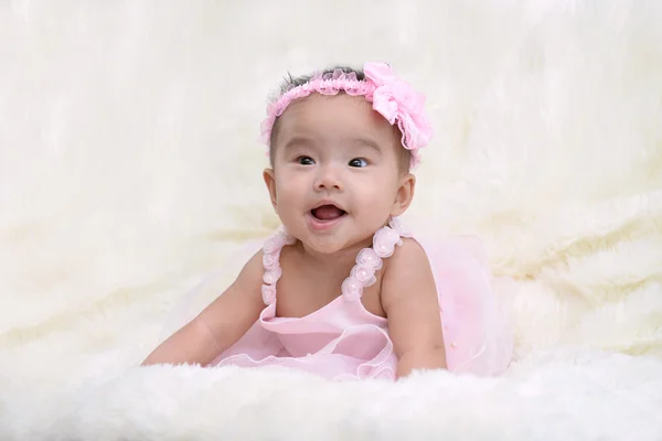 Bebê vestido com uma bela princesa na sala de estar . — Fotografia de Stock