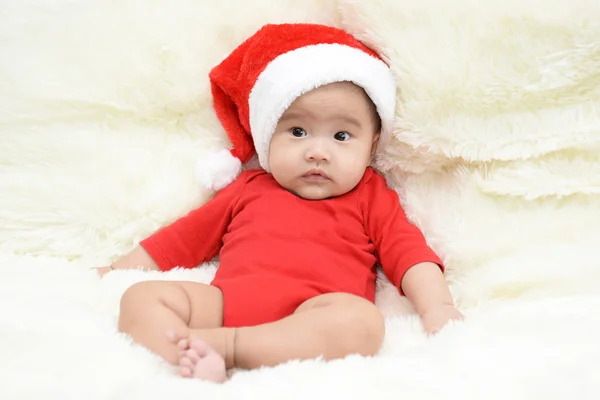 Asiatische süße Baby sitzt auf einem weichen Tuch im Wohnzimmer. Baby — Stockfoto
