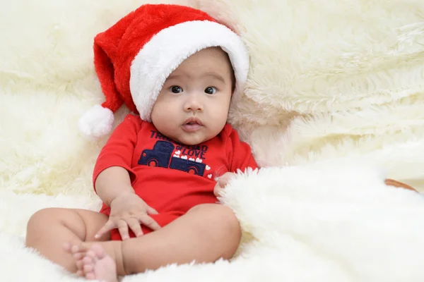 Oturma odasında bir bez üzerinde oturan Asya şirin bebek. Bebek — Stok fotoğraf