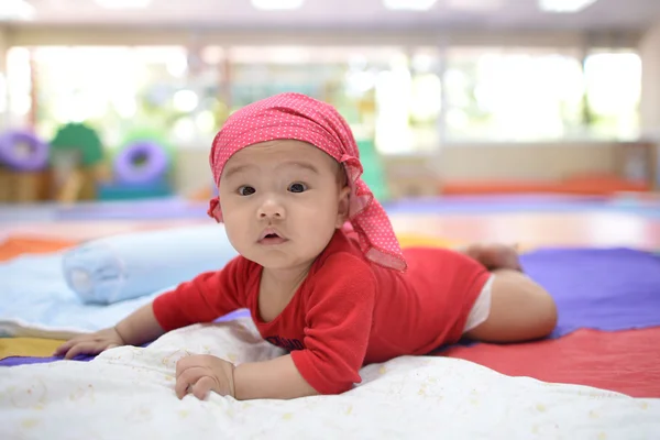 Asiático bonito bebê jogar na sala de estar colorido . — Fotografia de Stock