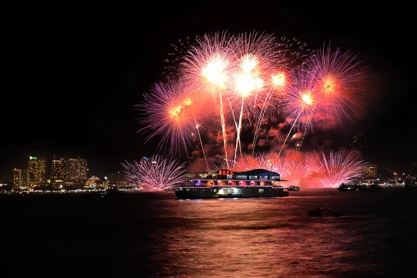 Festival Internacional de Fuegos Artificiales en Pattaya, Tailandia. Una gran variedad de hermosos colores — Foto de Stock