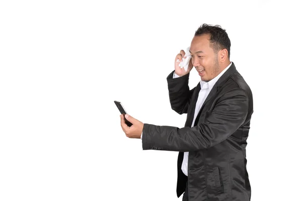 Empresários estão felizes com os estoques de cheque de um telefone . — Fotografia de Stock