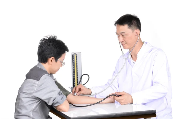 Médico verificando paciente na sala de exame . — Fotografia de Stock