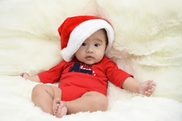 oturma odasında bir bez üzerinde oturan Asya şirin bebek. Bebek