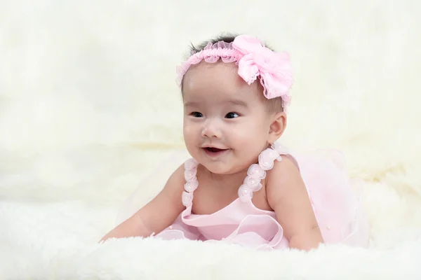 Bebê vestido com uma bela princesa na sala de estar . — Fotografia de Stock