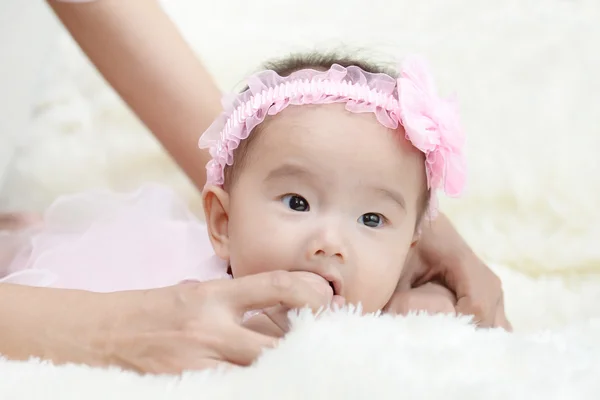 Baby und Mama: Glücksmomente zwischen Mutter und Kind. — Stockfoto