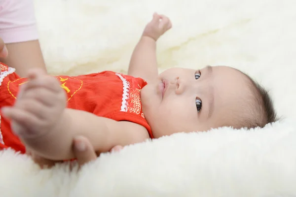 Bébé portant une robe rouge célébrera le Nouvel An chinois . — Photo