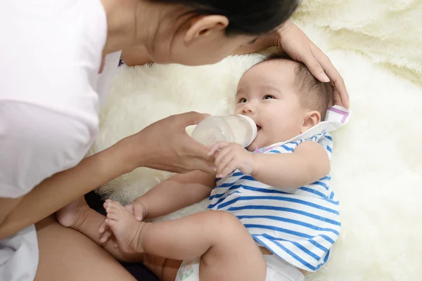 Bebê e Mãe: Momentos de felicidade entre mãe e filho . — Fotografia de Stock