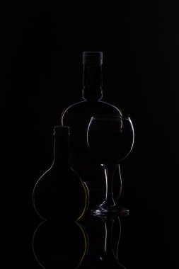 kontür bir bardak ve şişeler