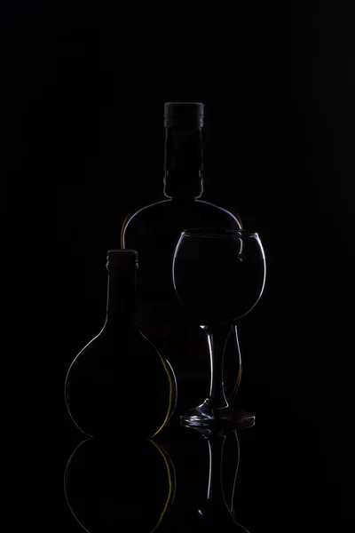 kontür bir bardak ve şişeler