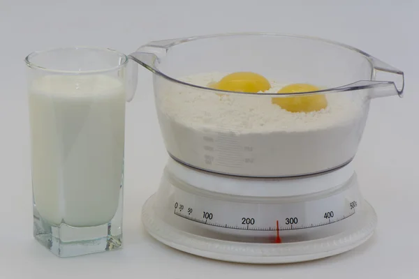 un ve yumurta sarısı ve süt ile ölçekler