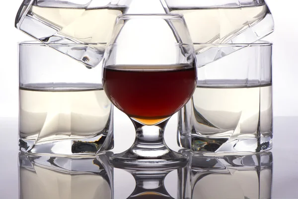 Fünf Gläser mit Whisky und Cognac — Stockfoto