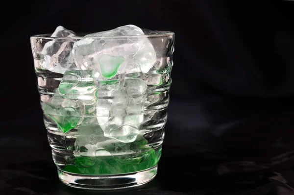 Cubitos de hielo en un vaso — Foto de Stock