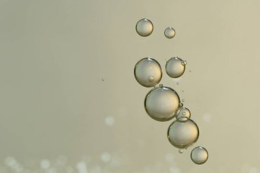 Arkaplanda altın kabarcıklar var. Parılda