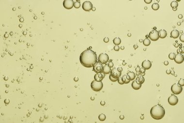 Altın şampanya bardağa döküldü. Köpükler köpürüyor.