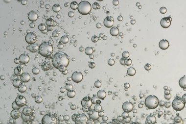 Bardakta gümüş renkli su kabarcıkları.