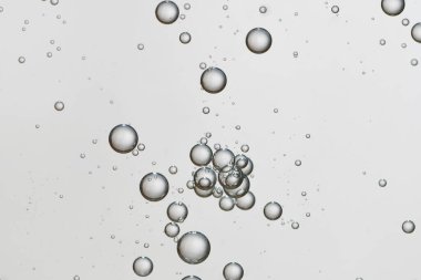 Bardakta karbonatlı su.