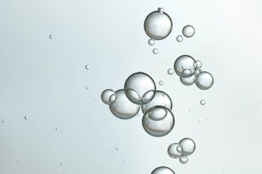 Renk gradyanı gri arkaplan üzerinde izole ışık kabarcıkları.