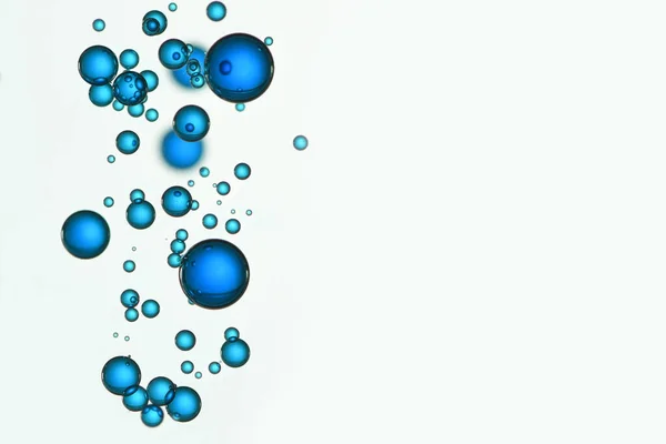 Açık Bej Bir Arkaplanda Izole Edilmiş Mavi Baloncuklar — Stok fotoğraf