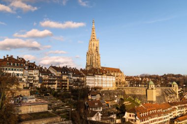 Bern Katedrali güneşli bir günde bulutlu